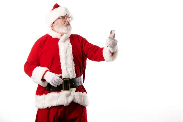 Санта Клаус Делает Селфи Мобильным Телефоном Белом Фоне — стоковое фото