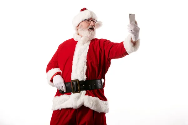 Święty Mikołaj Robi Sobie Selfie Telefonem Komórkowym Białym Tle — Zdjęcie stockowe