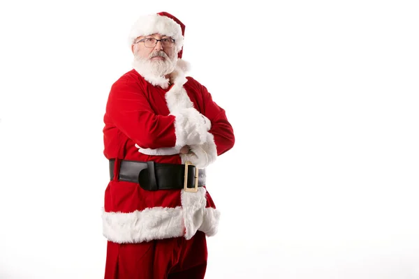 Weihnachtsmann Mit Verschränkten Armen Auf Weißem Hintergrund — Stockfoto