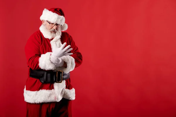 Santa Claus Señalando Sus Ojos Cartel Sobre Fondo Rojo —  Fotos de Stock