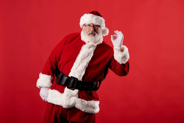 Weihnachtsmann Macht Geste Auf Rotem Hintergrund — Stockfoto