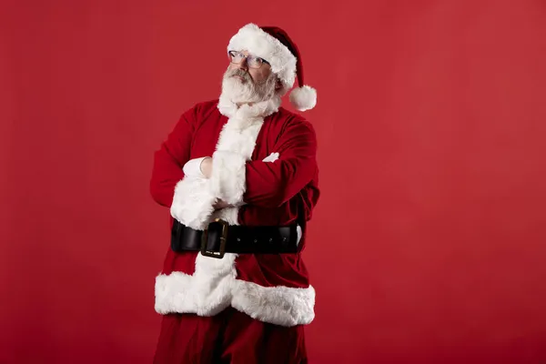 Babbo Natale Con Braccia Incrociate Sfondo Rosso — Foto Stock