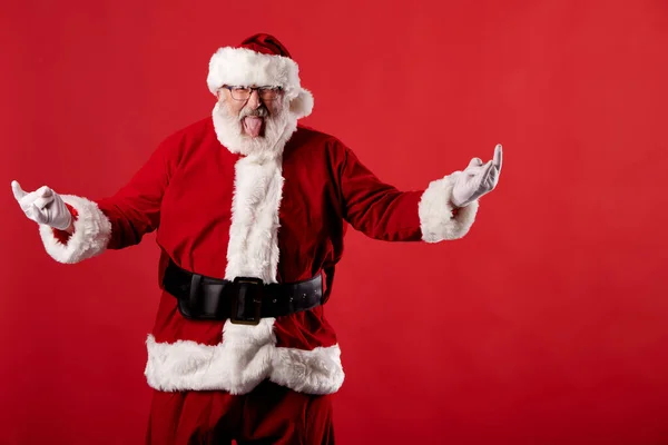 Święty Mikołaj Robi Rockowy Gest Czerwonym Tle — Zdjęcie stockowe