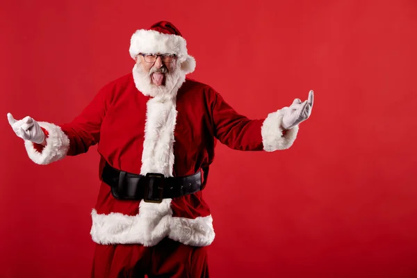 Der Weihnachtsmann Macht Eine Rocker Geste Auf Rotem Hintergrund — Stockfoto