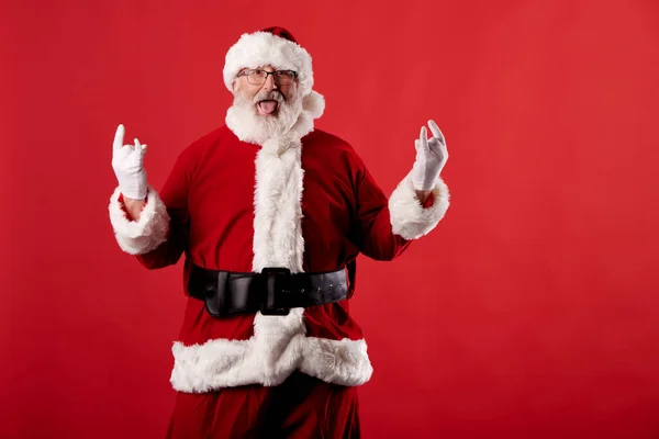 Der Weihnachtsmann Macht Eine Rocker Geste Auf Rotem Hintergrund — Stockfoto