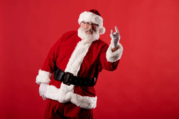 Papai Noel Fazendo Gesto Balancim Fundo Vermelho — Fotografia de Stock