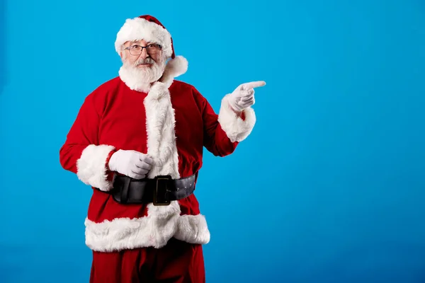 Noel Baba Parmağını Mavi Arka Plandaki Reklam Panosuna Gösteriyor — Stok fotoğraf