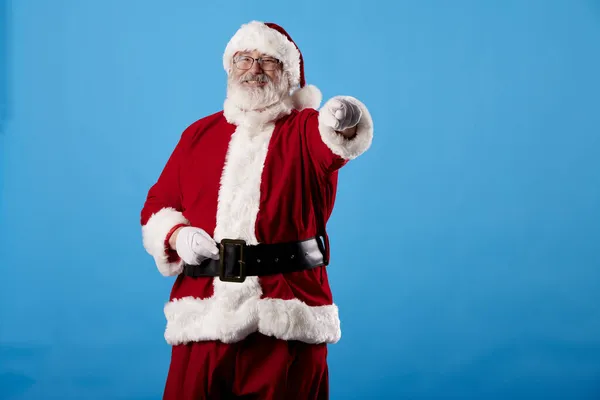 Santa Claus Ukazuje Prstem Kameru Modrém Pozadí — Stock fotografie