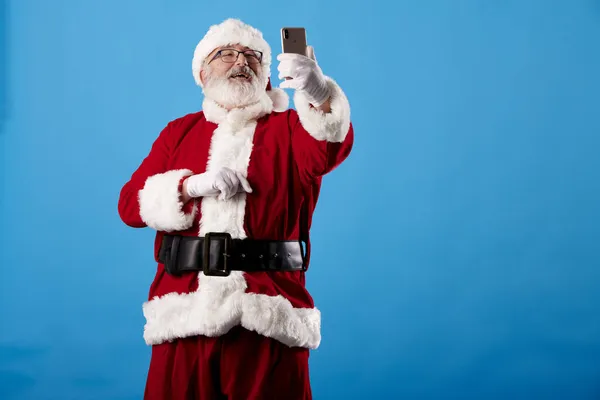 Santa Claus Tomando Una Selfie Con Teléfono Móvil Sobre Fondo —  Fotos de Stock