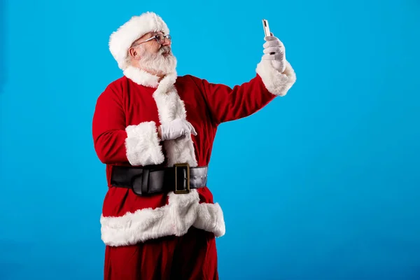 Papai Noel Tirando Uma Selfie Com Telefone Celular Fundo Azul — Fotografia de Stock