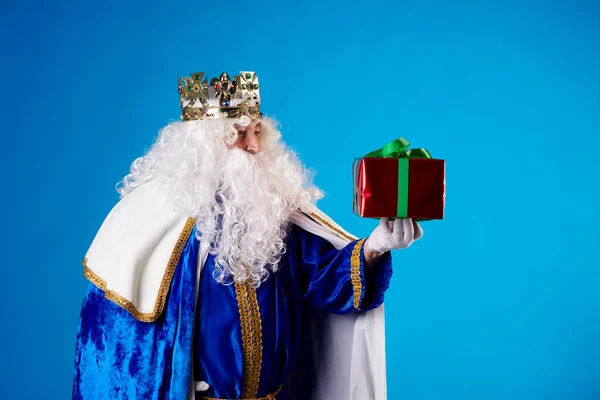 Король Волшебник Подарком Синем Фоне — стоковое фото