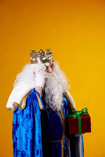 Magician King Using Mobile Phone Yellow Background — Stock Photo, Image