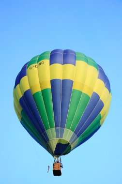 Mavi gökyüzünde sıcak hava balonu