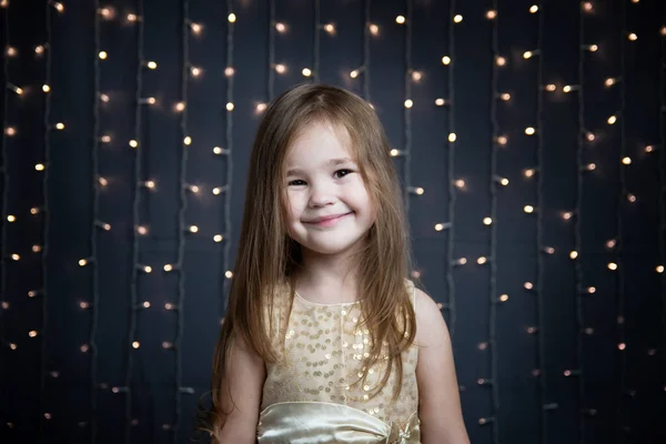 Красивая Маленькая Девочка Золотом Платье Желает Счастливого Рождества Открытка Новому — стоковое фото