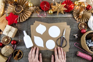 Kağıttan yapılmış bir Noel ağacı için adım adım talimat ver. Eko tarzı Noel dekoru. Adım 1.