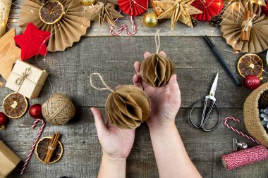 Kağıttan yapılmış bir Noel ağacı için adım adım talimat ver. Eko tarzı Noel dekoru. 9. adım.