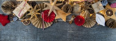 Noel ve sıfır israf, ahşap bir masa üzerindeki Kraft kağıdında çevre dostu paketleme hediyeleri, ekonomik Noel tatili konsepti, eko dekor afişi