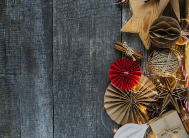 Noel ve sıfır israf, ahşap bir masa üzerindeki Kraft kağıdında çevre dostu paketleme hediyeleri, ekonomik Noel tatili konsepti, eko dekor afişi