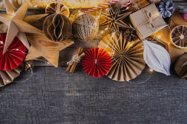 Noel ve sıfır israf, ahşap bir masa üzerindeki Kraft kağıdında çevre dostu paketleme hediyeleri, ekonomik Noel tatili konsepti, eko dekor afişi