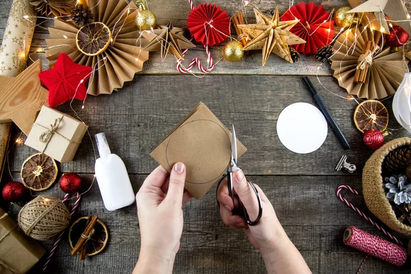 Kağıttan yapılmış bir Noel ağacı için adım adım talimat ver. Eko tarzı Noel dekoru. Adım 3.