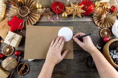 Kağıttan yapılmış bir Noel ağacı için adım adım talimat ver. Eko tarzı Noel dekoru. Adım 2.