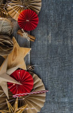 Noel ve sıfır israf, ahşap bir masa üzerindeki Kraft kağıdında çevre dostu paketleme hediyeleri, ekonomik Noel tatili konsepti, eko dekor afişi