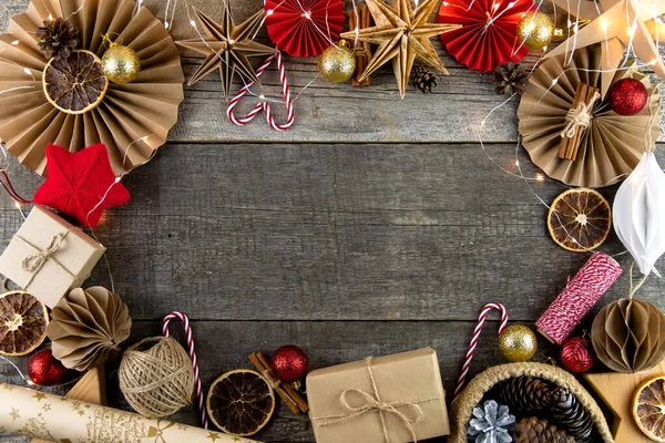 Різдвяні та нульові відходи, екологічно чисті упаковки подарунки в крафт-папері на дерев'яному столі, концепція еко-різдвяних свят, банер еко-декор — стокове фото