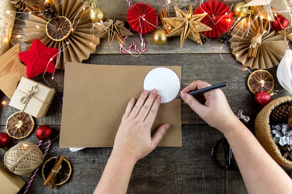 Kağıttan yapılmış bir Noel ağacı için adım adım talimat ver. Eko tarzı Noel dekoru. Adım 2.