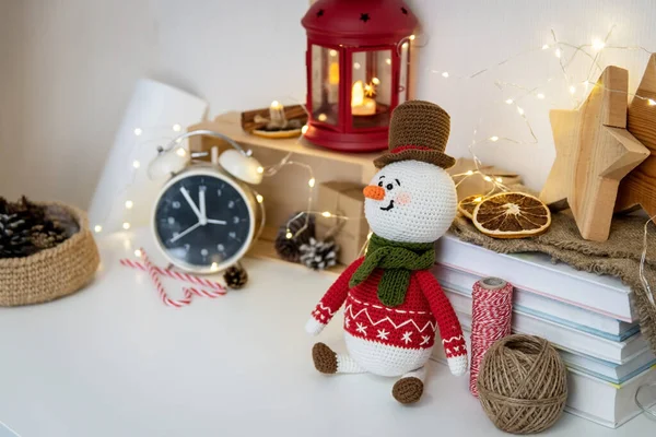 Handgemachter Weihnachts-Schneemann gehäkelt und Weihnachtsdekor. — Stockfoto