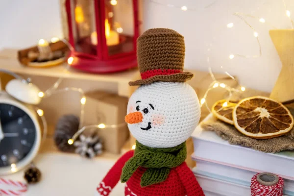 Різдвяний сніговик ручної роботи в'язаний і різдвяний декор . — стокове фото