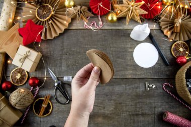 Kağıttan yapılmış bir Noel ağacı için adım adım talimat ver. Eko tarzı Noel dekoru. Altıncı adım.