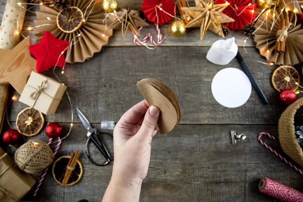 Kağıttan yapılmış bir Noel ağacı için adım adım talimat ver. Eko tarzı Noel dekoru. Altıncı adım.