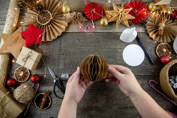 Kağıttan yapılmış bir Noel ağacı için adım adım talimat ver. Eko tarzı Noel dekoru. 8. Adım.