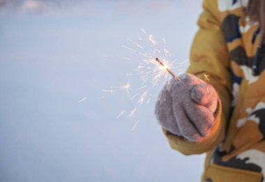 Bengali mumunun kışın bir eldeki bir çırpıda yakın çekimi.