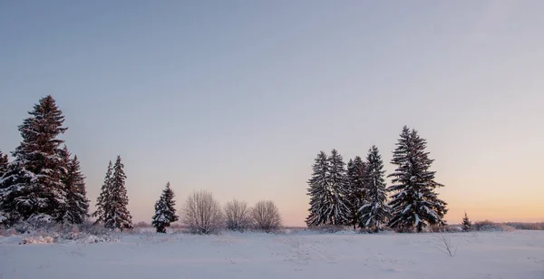 Zonsondergang Een Koude Witte Winterlandschap — Stockfoto