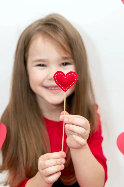 Сердце на палочке в руках девочки Чайлдс. День Святого Валентина и дети. — стоковое фото