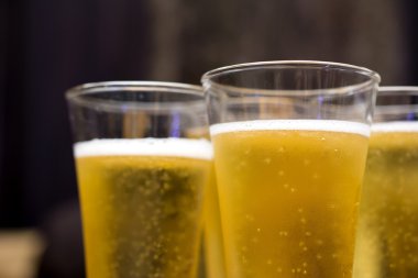 bardak bira ile yüzen kabarcıklar ve üst