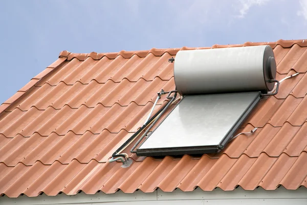 Painel solar para sistema de água quente no telhado — Fotografia de Stock