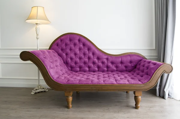 Рожевий диван з розкішним виглядом — стокове фото