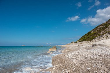 Yunanistan 'ın Lefkada adasının göktaşı suyu ile kaplanmış beyaz çakıl taşı plajı. İyon Denizi 'ne yaz tatili