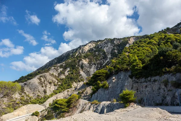 Groene Levendige Heuvels Met Schilderachtige Bewolkte Blauwe Lucht Griekenland Bomen — Stockfoto