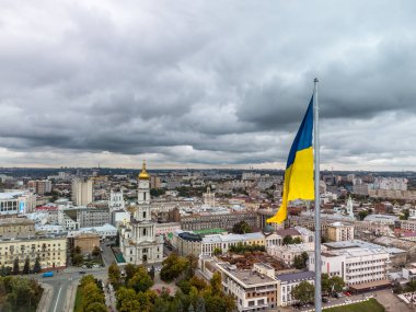 Güz destansı gri bulutsu manzaralı Ukrayna bayrağı Lopan ırmağına yakın şehir havası manzarası Kharkiv, Ukrayna 'daki Dormition Katedrali