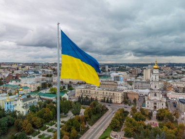 Güz destansı gri bulutsu manzaralı Ukrayna bayrağı Lopan ırmağına yakın şehir havası manzarası Kharkiv, Ukrayna 'daki Dormition Katedrali