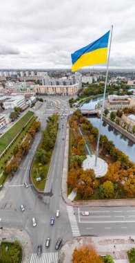 Avrupa 'da Ukrayna bayrağına sahip en uzun bayrak direği, Ukrayna' nın başkenti Kharkiv, Ukrayna 'daki Skver Strilka, Lopan seti yakınlarındaki Sobornyi Descent kavşağında sonbaharda dikey hava manzarası