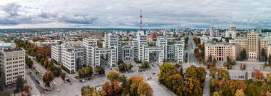 Derzhprom tarihi yapıcı mimari binasındaki Özgürlük Svobody Meydanı 'ndan Ukrayna' nın Kharkiv kentindeki destansı bulutlu hava manzaralı sonbahar şehri manzarası