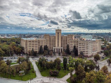 V.N. 'de şehir hava manzarası. Karazin Harkiv Ulusal Üniversitesi, Ukrayna manzaralı Freedom Svobody Meydanı parkından ana bina girişi