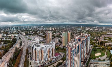 Şehir manzaralı çok katlı modern yüksek binalar. Kharkiv şehri Pavlovo Pole bölge panoraması, Nauky ve destansı kara bulutlar