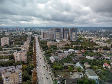 Dramatik bulutlu şehir manzarası. Kharkiv şehri Pavlovo Pole bölgesi, çok katlı modern yüksek konutlu Nauky ave manzaralı