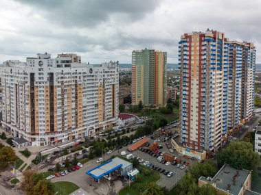 Çok katlı, yüksek konutlu binalar, şehir manzaralı hava manzarası. Kharkiv şehri Pavlovo Pole bölgesi Nauky Bulvarı 'nda destansı kara bulutlarla
