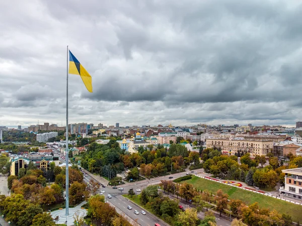 Flagpole Flag Ukraine Epic Gray Cloudscape City Aerial View River — Stock Photo, Image